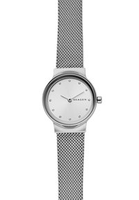 Srebrny zegarek metalowy z siatkowym paskiem, owalną tarczą, białym cyferblacie i błyszczącymi znacznikami godzin. Charakteryzuje się minimalistycznym designem i eleganckim wykończeniem.