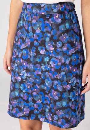 Gonna floreale con un motivo di pansé blu e viola su uno sfondo nero. Realizzata in un tessuto liscio, con vita aderente e silhouette a trapezio.