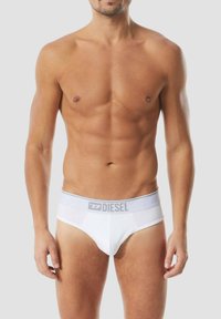 Weiße Slips mit grauem Taillenbund und "DIESEL"-Logo. Der Stoff ist glatt, das Design eng anliegend mit einem sauberen, minimalistischen Look.