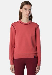Suéter de punto coral con cuello y puños acanalados. Presenta un ribete oscuro contrastante a lo largo de las costuras de los hombros y un dobladillo acanalado.