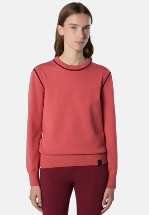 Maglione lavorato a maglia corallo con scollatura e polsini a coste. Presenta un bordo scuro a contrasto lungo le cuciture delle spalle e un orlo a coste.