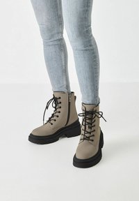 Tamaris Bottines à plateau - taupe