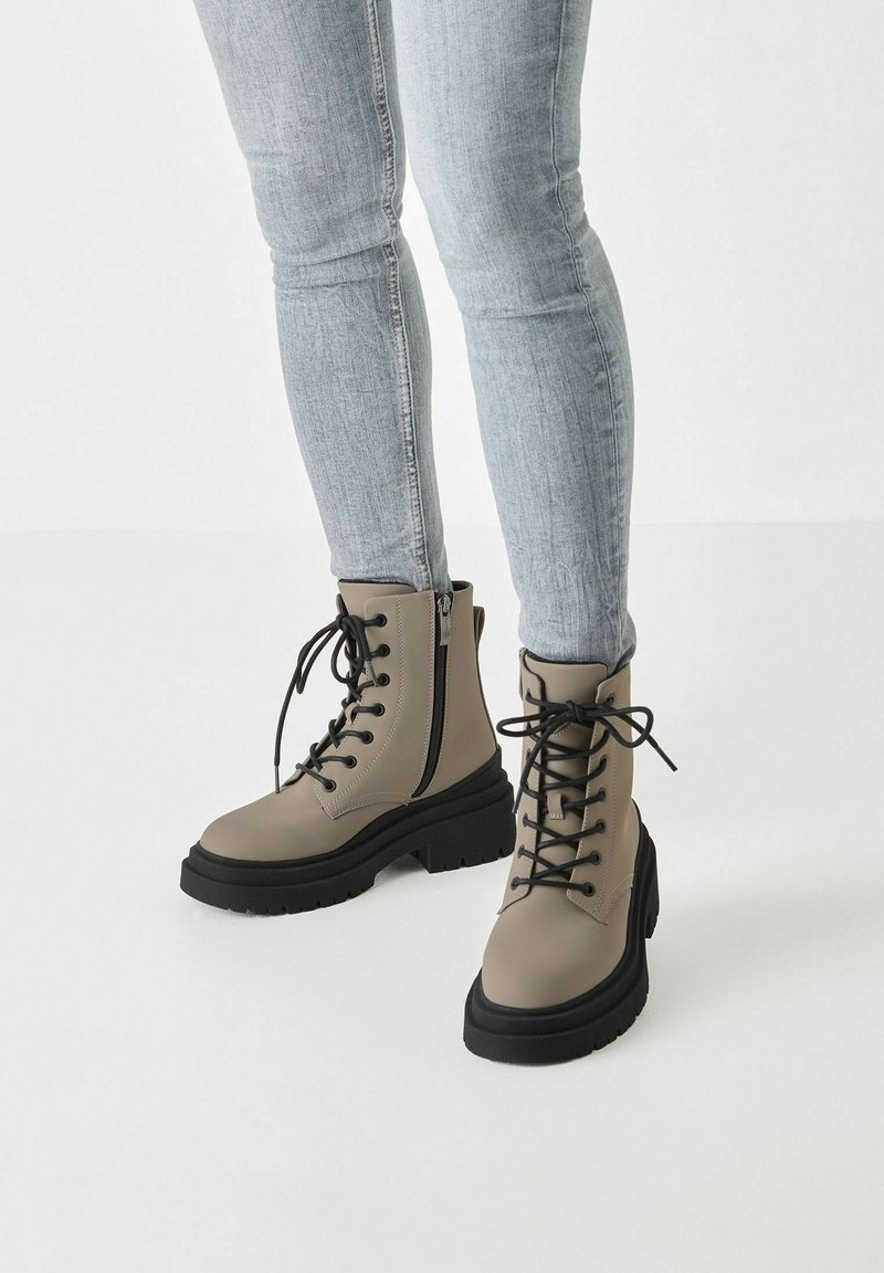 Tamaris Bottines à plateau - taupe