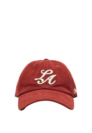 Rdeča športna kapa s belimi vezenimi črkami "LA" spredaj in majhnim logotipom na stranski plošči, izolirana na belem ozadju.