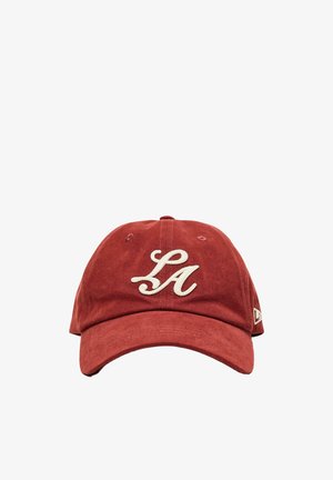 Rode honkbalpet met witte geborduurde letters "LA" aan de voorkant en een klein logo op het zijpaneel, geïsoleerd op een witte achtergrond.