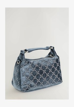 Blå fløjlsagtig håndtaske med en rund form, prydet med sølvfarvede nitter i et geometrisk mønster, med en kort håndtag og lynlås lukning.