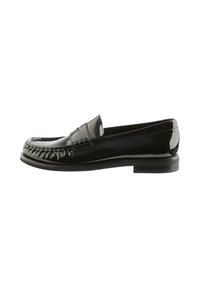 Svart lackläder loafer med rund tå, sydda detaljer längs framkant och låg, platt klack. Har en jämn, blank yta.