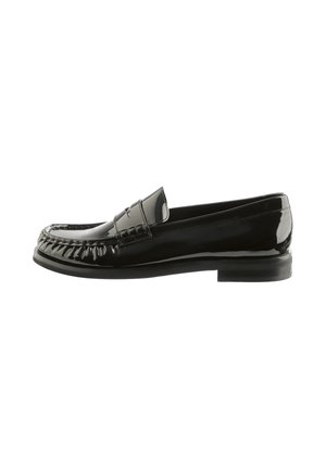 Mocassins en cuir verni noir avec un bout arrondi, des détails cousus à l'avant et un petit talon plat. Présente une finition lisse et brillante.