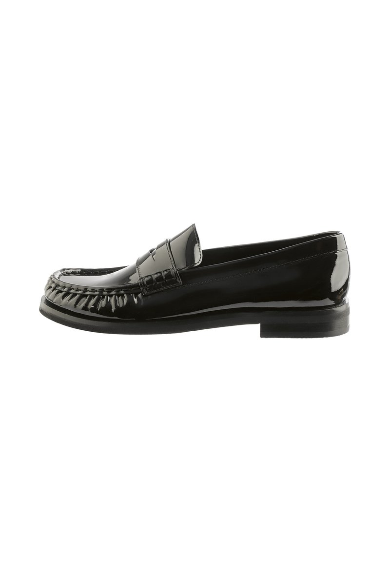 Svart lackläder loafer med rund tå, sydda detaljer längs framkant och låg, platt klack. Har en jämn, blank yta.