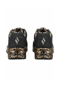 Scarpe da atletica nere con una suola a fantasia in oro e nero, dotate di un collare imbottito e di un logo su ciascun tallone.