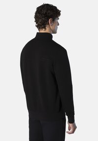 Felpa nera in misto cotone, con colletto alto, polsini a coste e un logo discreto sulla schiena. Texture liscia.