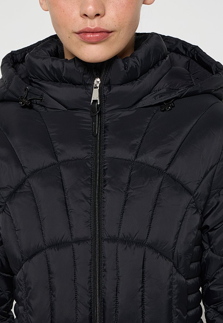 Chaqueta de plumas negra con capucha, que cuenta con un cierre frontal con cremallera, un patrón de acolchado diagonal y cordones elásticos en la capucha para un ajuste ajustable.