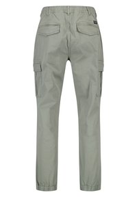 Vaaleanvihreät cargo-housut, joissa elastinen vyötärö, kaksi sivutaskua ja kaksi takataskua. Kangas on mattapintainen ja rento istuvuus.