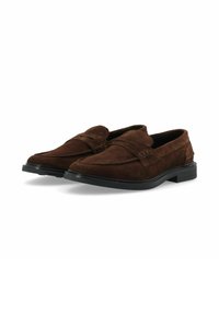 Mocasines de ante marrón con puntera afilada, adornos cosidos y un bajo tacón de goma negra. Acabado texturizado con un diseño clásico.