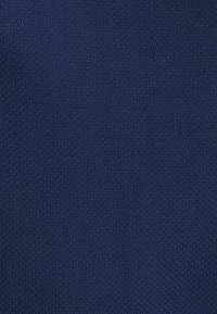 Dunkelblaues, strukturiertes Gewebe mit feiner Webart, das ein konsistentes Muster und eine matte Oberfläche aufweist, ideal für Polsterungen oder Kleidungsstücke.
