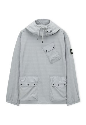 Hellgraue, leichte Jacke mit hohem Kragen und Kordelzug, ausgestattet mit einer schrägen Brusttasche und zwei vorderen Klappentaschen mit schwarzen Knöpfen.