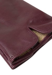 Burgunderleder-Geldbörse mit strukturiertem Finish, mit einem Klappdesign und sichtbaren Nähten, das ein kontrastierendes beiges Innenleben zeigt.