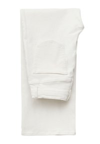 Foldede hvide denimjeans med synlig baglomme og bæltestropper lagt fladt på en hvid overflade.