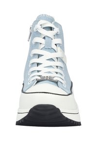 Baskets montantes en denim bleu clair avec des lacets blancs, un embout en caoutchouc blanc et une semelle texturée noire. Comprend une fermeture éclair et des éléments en métal argenté.