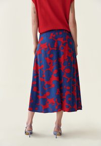 Blauwe en rode maxi-rok met een vloeiende uitstraling, een soepele textuur en een symmetrisch bloemenpatroon. Verstelbare tailleband.
