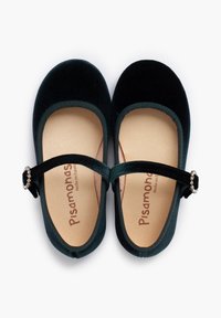 Ballerine in velluto nero con punta rotonda, dotate di una fascia a contrasto con una fibbia decorativa sulla parte superiore.