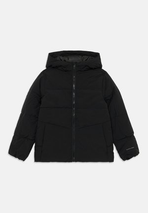 Doudoune noire avec capuche amovible, fermeture éclaire à l'avant, design matelassé et poignets élastiques. Présente un logo discret sur la manche.