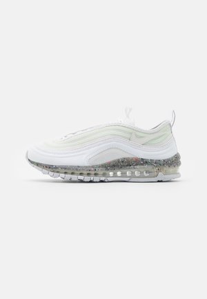 Zapatilla Nike Air Max 97 blanca y verde claro con suela translúcida moteada y cojín de aire visible, vista lateral sobre fondo blanco.