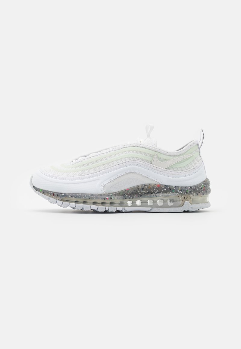 Baskets Nike Air Max 97 blanches et vert clair avec une semelle translucide tachetée et un coussin d'air visible, vue latérale sur fond blanc.
