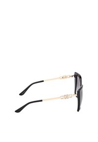 Svarta solglasögon med fyrkantig båge, guldmetallaccenter och svarta gummitips på bågarna. Linserna är mörka och rektangulära.