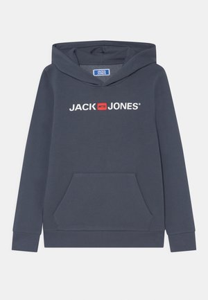Sudadera con capucha de color gris oscuro con bolsillo frontal y logo blanco "JACK & JONES" con un cuadrado rojo en el centro del pecho.