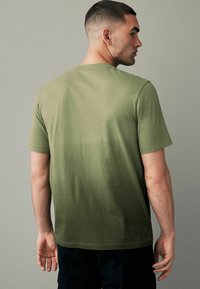 Next DIP DYE REGULAR FIT - Triko s potiskem - green