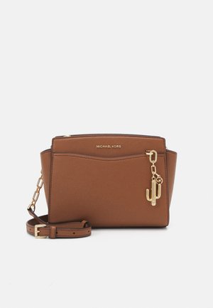 Brązowa skórzana torba na ramię z teksturowanym wykończeniem, złotymi akcentami oraz dodatkiem w postaci uroczego charmsa w kształcie kaktusa. Posiada odpinany pasek i zamek błyskawiczny.