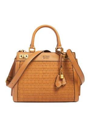 Tan gekleurde gevlochten leren handtas met bovenhandvatten, verstelbare schouderriem, hardware in goudkleur en Guess-logo geperst aan de voorkant.