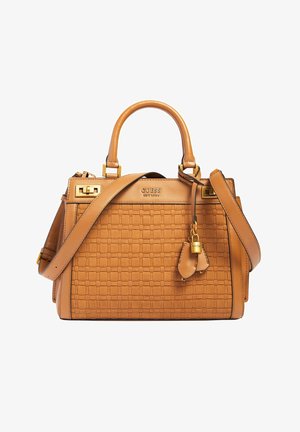Tan gekleurde gevlochten leren handtas met bovenhandvatten, verstelbare schouderriem, hardware in goudkleur en Guess-logo geperst aan de voorkant.