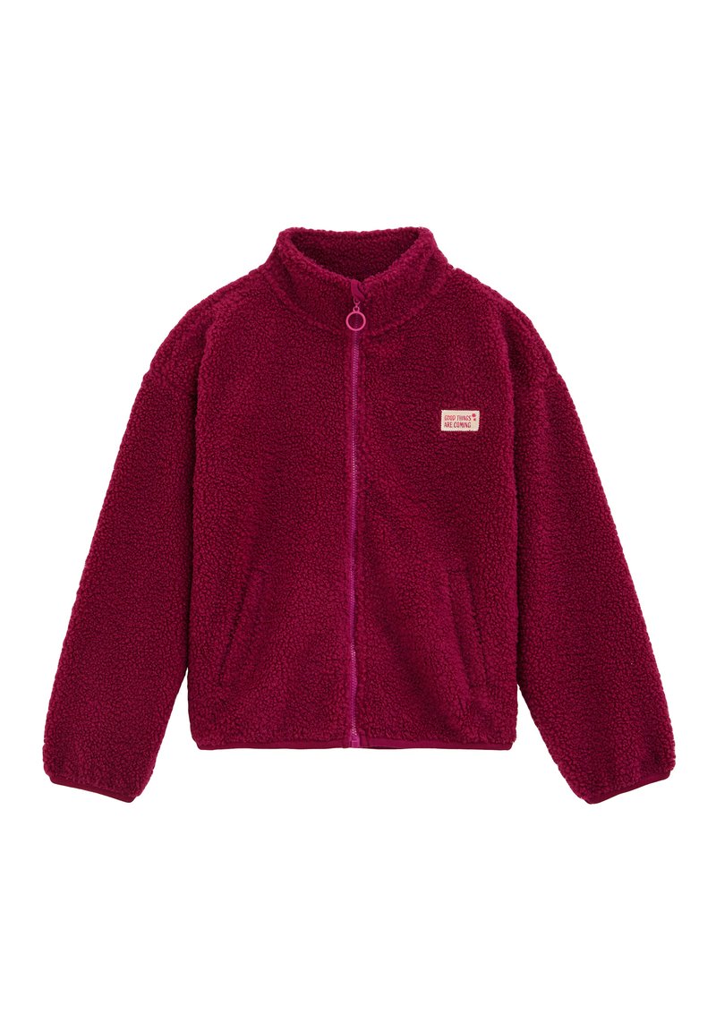 Fleece bunda v magentovej farbe s vysokým golierom, predným zipsom a dvoma bočnými vreckami. Obsahuje malé nášivku na hrudi.