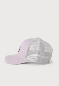 Καπέλο με εμπρόσθιο τμήμα από λεβάντα και πίσω μέρος από λευκό δίχτυ, με ρυθμιζόμενο λουράκι, διακοσμημένο με το σήμα λογότυπου Columbia στο πλαϊνό δίχτυ.