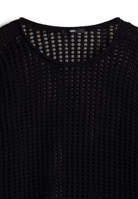 Zwart gebreide trui met een losse, open mesh-structuur, ronde halslijn en korte mouwen, gemaakt van lichtgewicht materiaal.