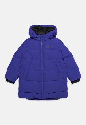 Manteau d’hiver matelassé bleu pour enfants avec capuche, fermeture éclair devant, poches latérales et doublure intérieure noire sur fond uni.