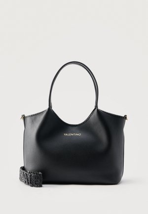 Schwarze Valentino-Leder-Shopper-Tasche mit abgerundeten Griffen und abnehmbarem, markentypischem gewebtem Tragegurt vor einfarbigem Hintergrund.