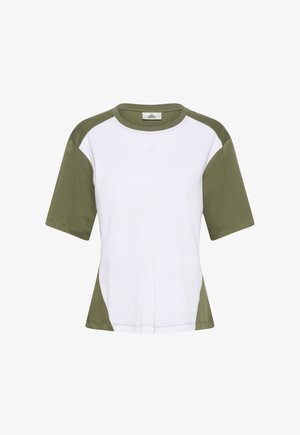 Tričko s krátkými rukávy a kulatým výstřihem, s bílým předním panelem a olivově zelenými rukávy a bočními panely.