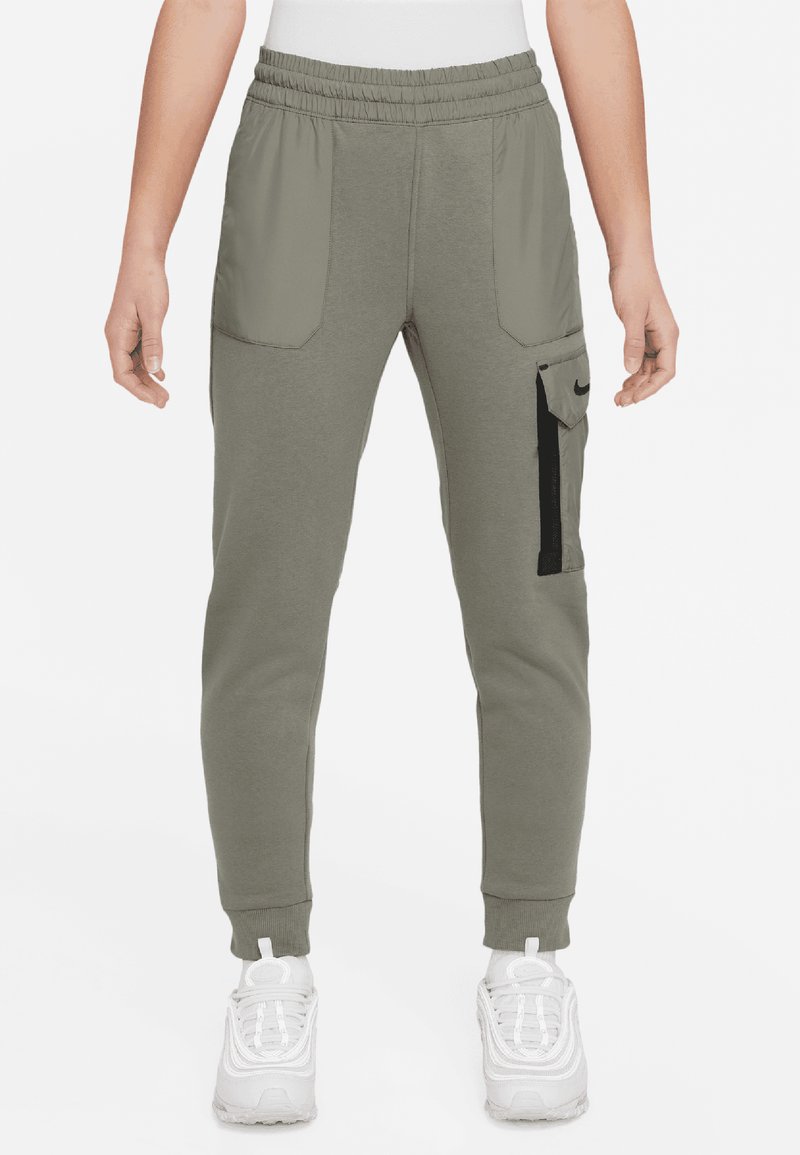 Grå sweatpants med elastisk midja, sidofickor och en cargoficks på höger lår med en svart dragkedja.