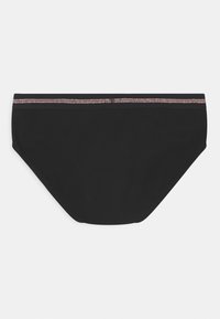 Bas de bikini noir avec une texture côtelée et une rayure métallique rose brillante le long de la taille. Design de maillot de bain classique.