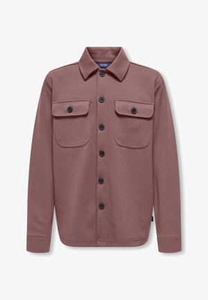 Chemise mauve à manches longues avec col, deux poches à rabat à boutons sur le devant, et six boutons noirs au centre.