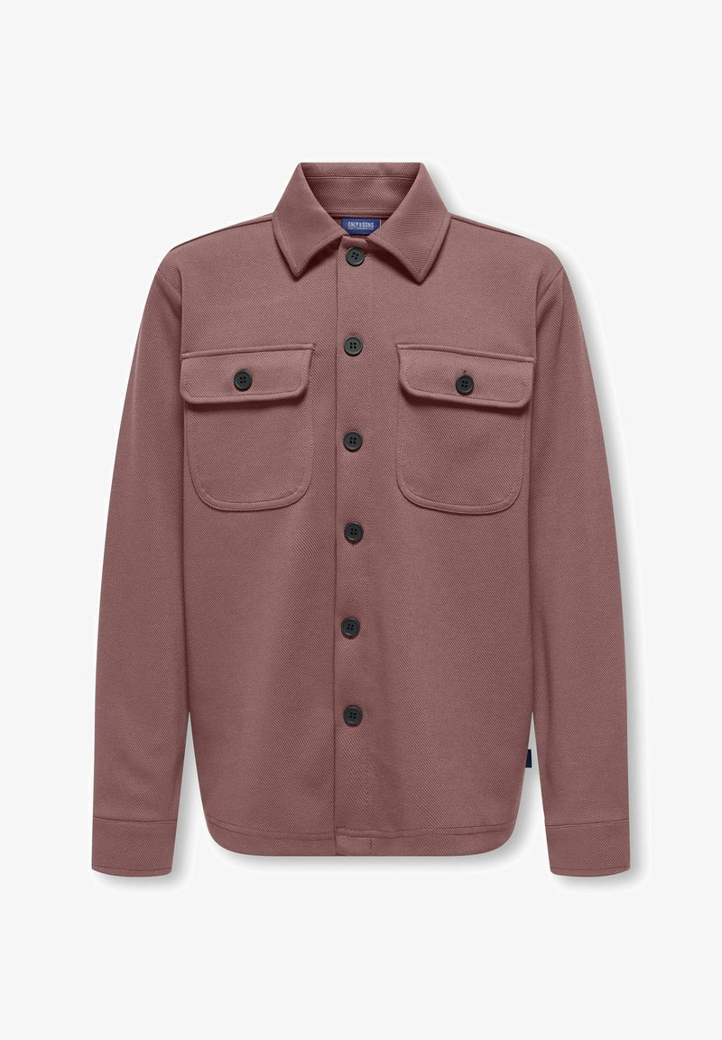 Chemise mauve à manches longues avec col, deux poches à rabat à boutons sur le devant, et six boutons noirs au centre.