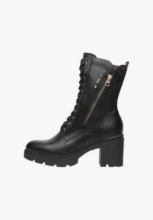 Schwarze Leder-Stiefeletten mit einem blockigen Absatz, ausgestattet mit einem vorderen Schnürdesign, seitlichem Reißverschluss und dekorativen Nieten entlang des Schafts.