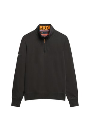 Zwarte quarter-zip sweatshirt met hoge kraag, een bruine rits en oranje logo-accenten aan de binnenkant van de kraag. Gemaakt van zachte, gestructureerde stof.