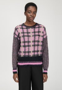 Maglione a fantasia rosa e nero con una texture morbida, dotato di scollo a girocollo, dettagli a righe e bottoni sul bordo.