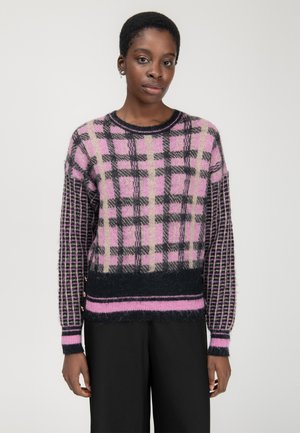 Roze en zwarte gebreide trui met een fuzzy textuur, voorzien van een ronde hals, gestreepte accenten en knoopdetails aan de zoom.