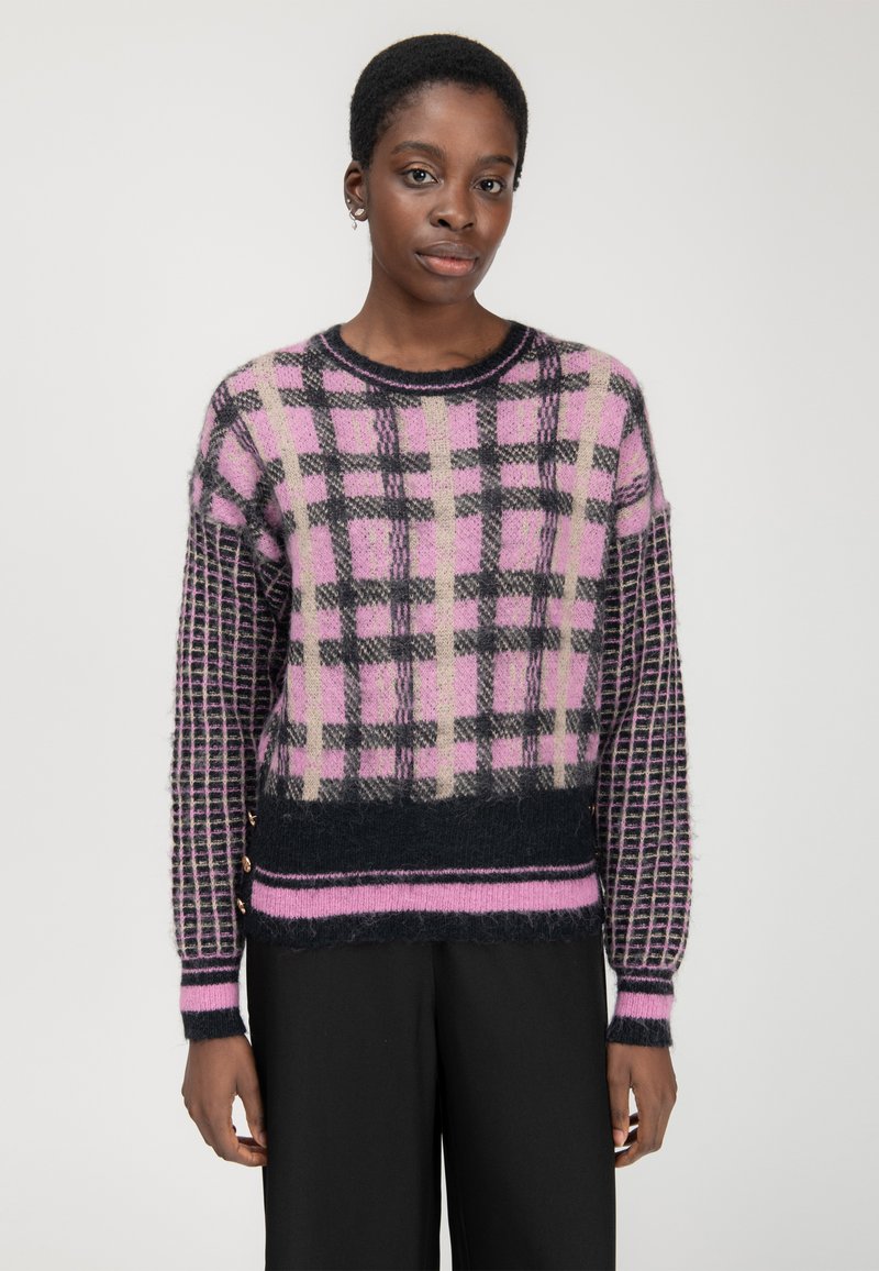 Maglione a fantasia rosa e nero con una texture morbida, dotato di scollo a girocollo, dettagli a righe e bottoni sul bordo.