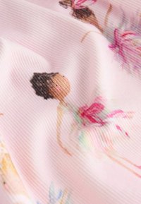 Rosa Stoff mit einer glatten, gerippten Textur, der illustrierte Balletttänzer in sanften Pastellfarben und zarten Blumenakzenten zeigt.